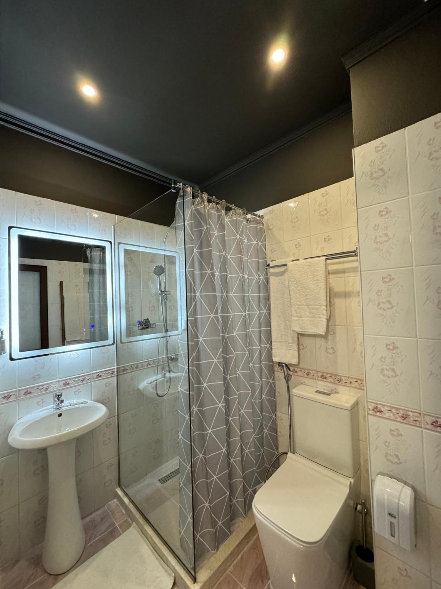 Misk Hotel & Resort Tiranë Ngoại thất bức ảnh